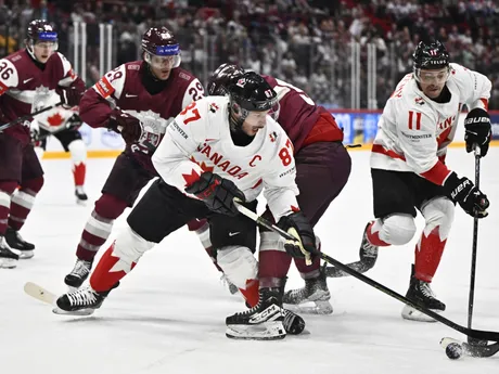 Kapitán kanadskej reprezentácie Sidney Crosby v zápase proti Lotyšsku na MS v hokeji 2025.