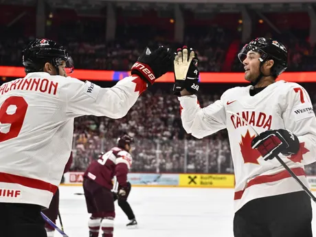Hráči Kanady Mike Matheson (vpravo) a Nathan MacKinnon sa tešia z gólu na MS v hokeji 2025.