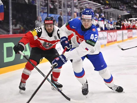 Bernd Wolf (vľavo) a Samuel Honzek v zápase Slovensko - Rakúsko v skupine A na MS v hokeji 2025.