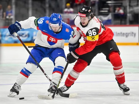 Patrik Hrehorčák (vľavo) a Marco Kasper v zápase Slovensko - Rakúsko v skupine A na MS v hokeji 2025.