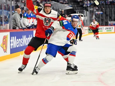 Paul Huber (vľavo) a Mislav Rosandič v zápase Slovensko - Rakúsko v skupine A na MS v hokeji 2025.