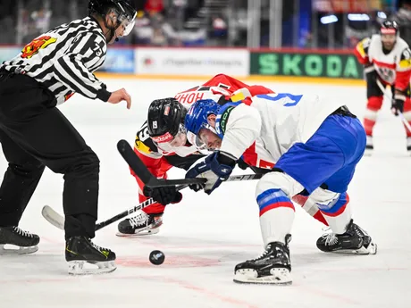 Vinzenz Rohrer a Matúš Sukeľ (vpravo) v zápase Slovensko - Rakúsko v skupine A na MS v hokeji 2025.
