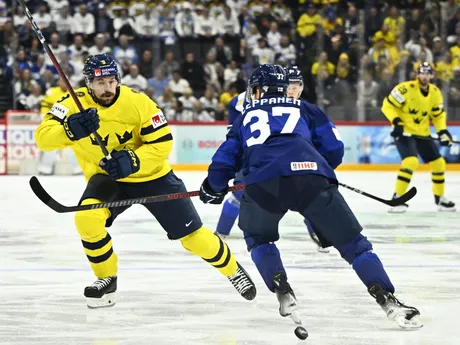 Švédsky hráč Filip Forsberg (vľavo) bojuje o puk s Fínom Atrom Leppanenom v zápase A-skupiny Fínsko - Švédsko na MS 2025.