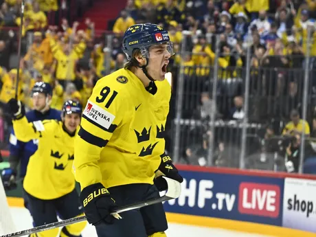 Švédsky hráč Leo Carlsson oslavuje gól v zápase A-skupiny Fínsko - Švédsko na MS 2025.