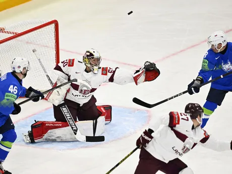  Kristers Gudlevskis počas zápasu skupina A Slovinsko - Lotyšsko na MS v hokeji 2025.