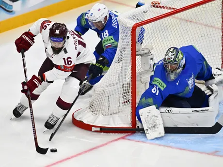 Kaspars Daugavins, Ken Ograjenses a Lukáš Horák počas zápasu skupina A Slovinsko - Lotyšsko na MS v hokeji 2025.