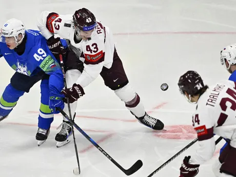 Filip Sitar a Anri Ravinskis počas zápasu skupina A Slovinsko - Lotyšsko na MS v hokeji 2025.
