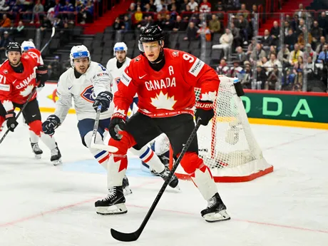 Vincent Llorca a Nate MacKinnon v zápase Kanada - Francúzsko v skupine A na MS v hokeji 2025.