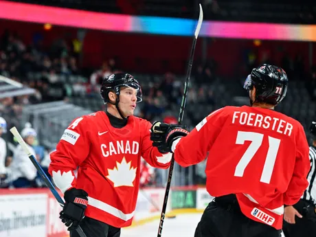 Bo Horvat (vľavo) a Tyson Foerster v zápase Kanada - Francúzsko v skupine A na MS v hokeji 2025.