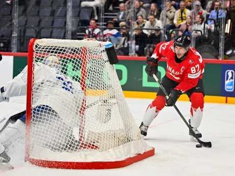 Sidney Crosby v zápase Kanada - Francúzsko v skupine A na MS v hokeji 2025.