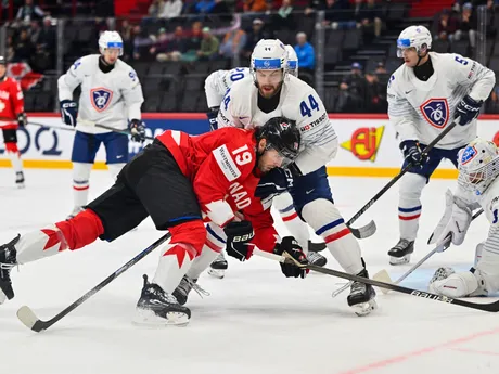 Adam Fantilli (vľavo) a Kevin Spinozzi v zápase Kanada - Francúzsko v skupine A na MS v hokeji 2025.