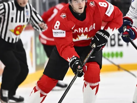 Noah Dobson v zápase Kanada - Francúzsko v skupine A na MS v hokeji 2025.