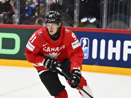 Kent Johnson v zápase Kanada - Francúzsko v skupine A na MS v hokeji 2025.
