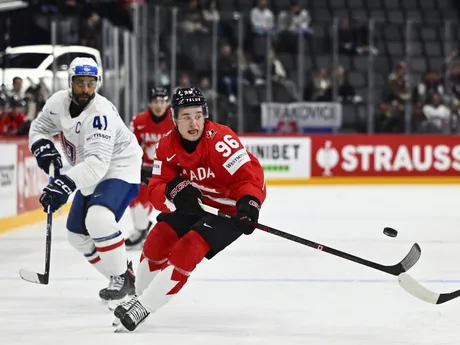 Pierre-Édouard Bellemare (vľavo) a Macklin Celebrini v zápase Kanada - Francúzsko v skupine A na MS v hokeji 2025.
