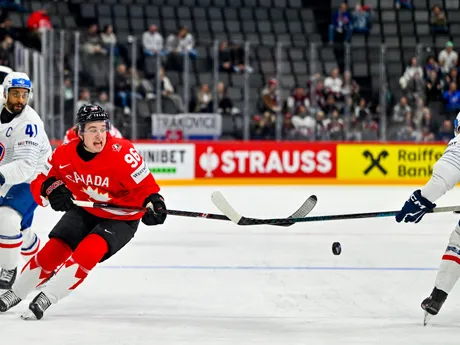 Macklin Celebrini v zápase Kanada - Francúzsko v skupine A na MS v hokeji 2025.