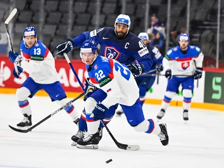Slovenský obranca Samuel Kňažko v súboji s francúzskym kapitánom Pierrom-Édouardom Bellemarom.