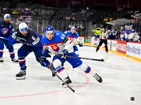 Vincent Llorca (vľavo) a Patrik Koch v zápase Slovensko - Francúzsko na MS v hokeji 2025.