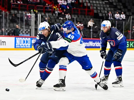Charles Bertrand a Samuel Takáč v zápase Slovensko - Francúzsko na MS v hokeji 2025.