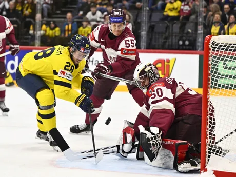 Brankár Lotyšska Kristers Gudlevskis v zápase A-skupiny Lotyšsko - Švédsko na MS v hokeji 2025.