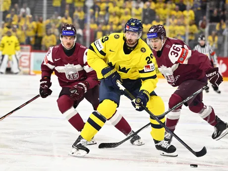 Hráč Švédska Marcus Pettersson v zápase A-skupiny Lotyšsko - Švédsko na MS v hokeji 2025.