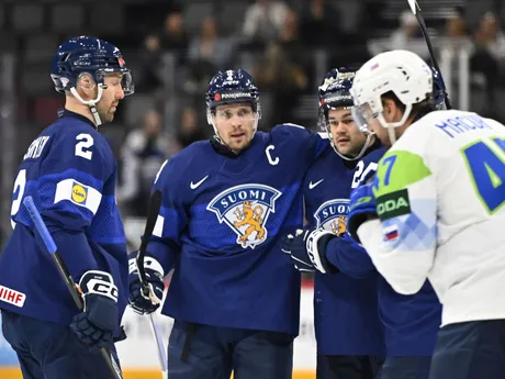 Mikko Lehtonen (druhý zľava) sa so spoluhráčmi teší po strelenom góle  v zápase Fínsko - Slovinsko v skupine A na MS v hokeji 2025.