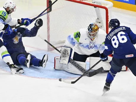Brankár Matija Pintarič a Teuvo Teravainen (vpravo) v zápase Fínsko - Slovinsko v skupine A na MS v hokeji 2025.