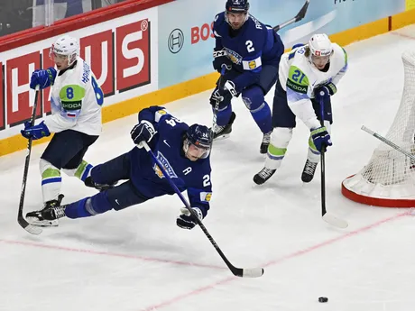 Hannes Björninen, (druhý zľava) počas pádu v zápase Fínsko - Slovinsko v skupine A na MS v hokeji 2025.