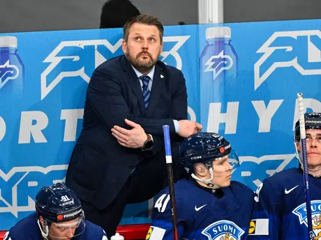 Tréner Antti Pennanen na fínskej lavičke v zápase Fínsko - Slovinsko v skupine A na MS v hokeji 2025.