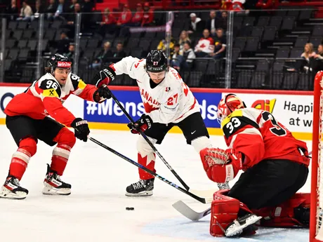 Zľava Marco Kasper, Barrett Hayton a brankár Florian Vorauer v zápase Kanada - Rakúsko v skupine A na MS v hokeji 2025.