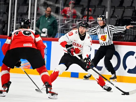 Adam Fantilli (vpravo) v zápase Kanada - Rakúsko v skupine A na MS v hokeji 2025.