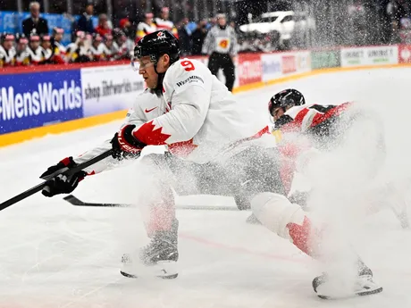 Nate MacKinnon (vľavo) a Gregor Biber v zápase Kanada - Rakúsko v skupine A na MS v hokeji 2025.