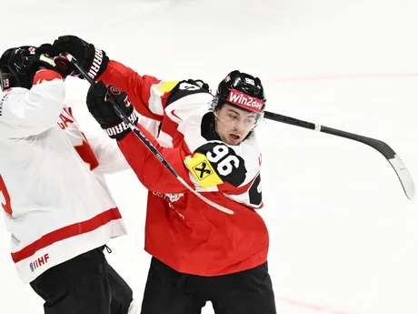 Adam Fantilli (vľavo) a Marco Kasper v zápase Kanada - Rakúsko v skupine A na MS v hokeji 2025.