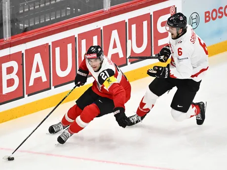 Lukas Haudum (vľavo) a Travis Sanheim v zápase Kanada - Rakúsko v skupine A na MS v hokeji 2025.