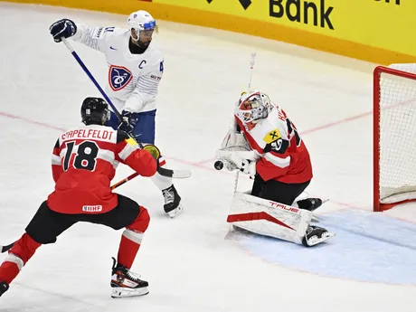 Pierre-Édouard Bellemare, Paul Stapelfeldt a brankár David Kickert v zápase Rakúsko - Francúzsko v skupine A na MS v hokeji 2025.