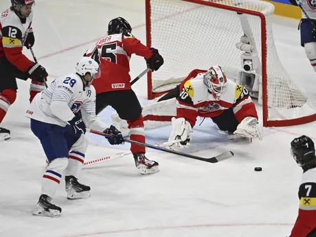 Louis Boudon a brankár David Kickert v zápase Rakúsko - Francúzsko v skupine A na MS v hokeji 2025.