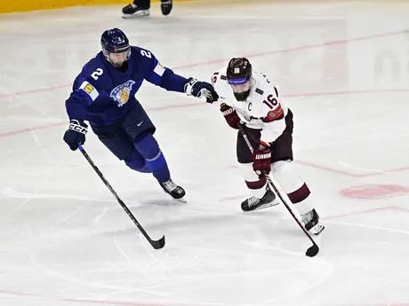 Rasmus Rissanen a Kaspars Daugavins v zápase skupiny A Fínsko - Lotyšsko na MS v hokeji 2025. 