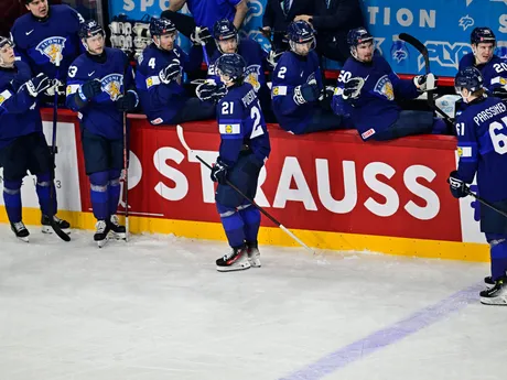 Juuso Parssinen oslavuje gól v zápase skupiny A Fínsko - Lotyšsko na MS v hokeji 2025. 