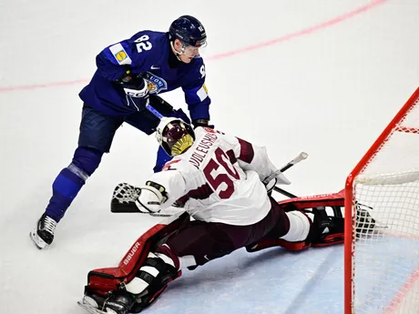 Harri Pesonen a Kristers Gudlevskis v zápase skupiny A Fínsko - Lotyšsko na MS v hokeji 2025. 