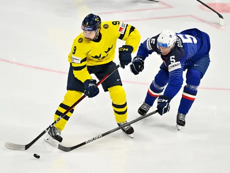 Švéd Filip Forsberg a Francúz Enzo Guebey v zápase skupiny A na MS v hokeji 2025: Francúzsko - Švédsko.