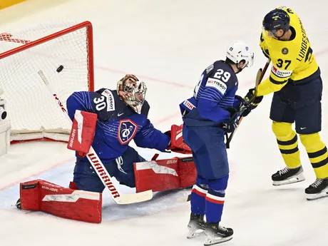 Brankár Francúzska Antoine Keller v zápase skupiny A na MS v hokeji 2025: Francúzsko - Švédsko.