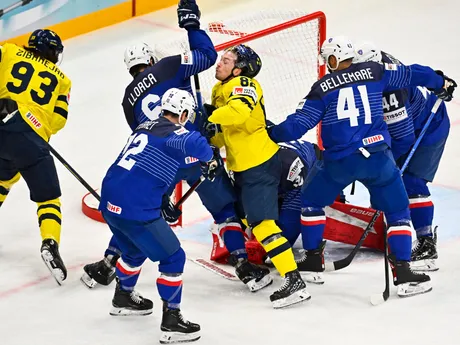Šarvátka v zápase skupiny A na MS v hokeji 2025: Francúzsko - Švédsko.