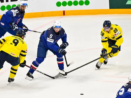 Filip Forsberg (naľavo), Enzo Guebey (v strede) a Elias Lindholm v zápase skupiny A na MS v hokeji 2025: Francúzsko - Švédsko.