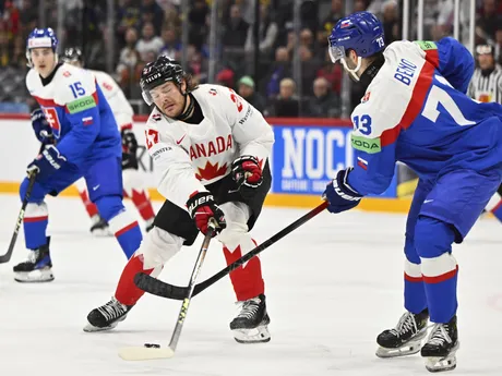 Barrett Hayton (v strede) a Michal Beňo v zápase Slovensko - Kanada na MS v hokeji 2025. 