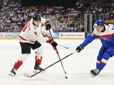 Nate MacKinnon (vľavo) a Patrik Koch v zápase Slovensko - Kanada v skupine A na MS v hokeji 2025.