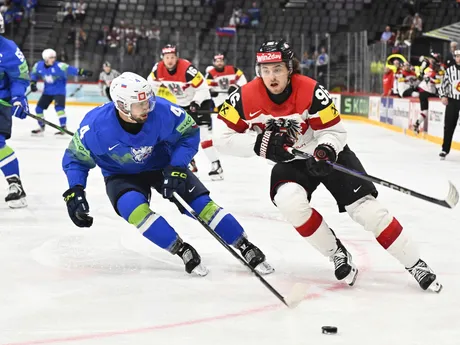 Aleksandar Magovac a Marco Kasper v zápase skupiny A Slovinsko - Rakúsko na MS v hokeji 2025. 