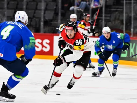 Marco Kasper v zápase skupiny A Slovinsko - Rakúsko na MS v hokeji 2025. 
