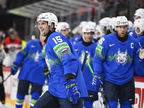 Blaž Gregorc sa teší z gólu v zápase skupiny A Slovinsko - Rakúsko na MS v hokeji 2025. 