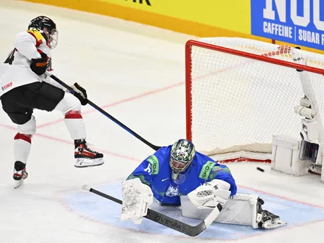 Benjamin Baumgartner strieľa gól v zápase skupiny A Slovinsko - Rakúsko na MS v hokeji 2025. 