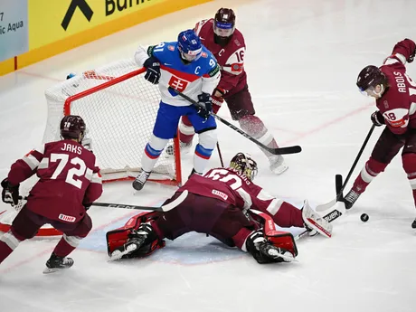 Matúš Sukeľ a brankár Kristers Gudlevskis v zápase Slovensko - Lotyšsko v skupine A na MS v hokeji 2025.