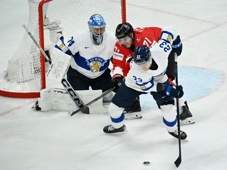 Tyson Foerster, Nikolas Matinpalo a Juuse Saros počas zápasu Kanada - Fínsko v skupine A na MS v hokeji 2025. 